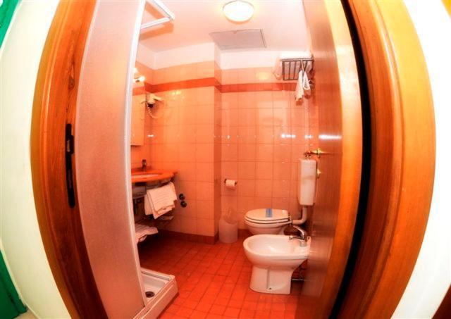 Hotel Boston Ливорно Экстерьер фото