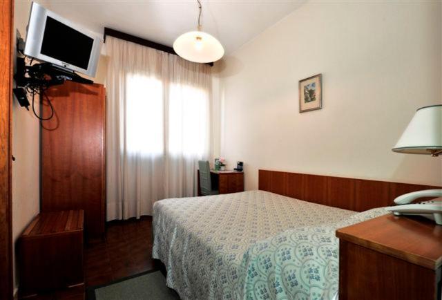 Hotel Boston Ливорно Экстерьер фото