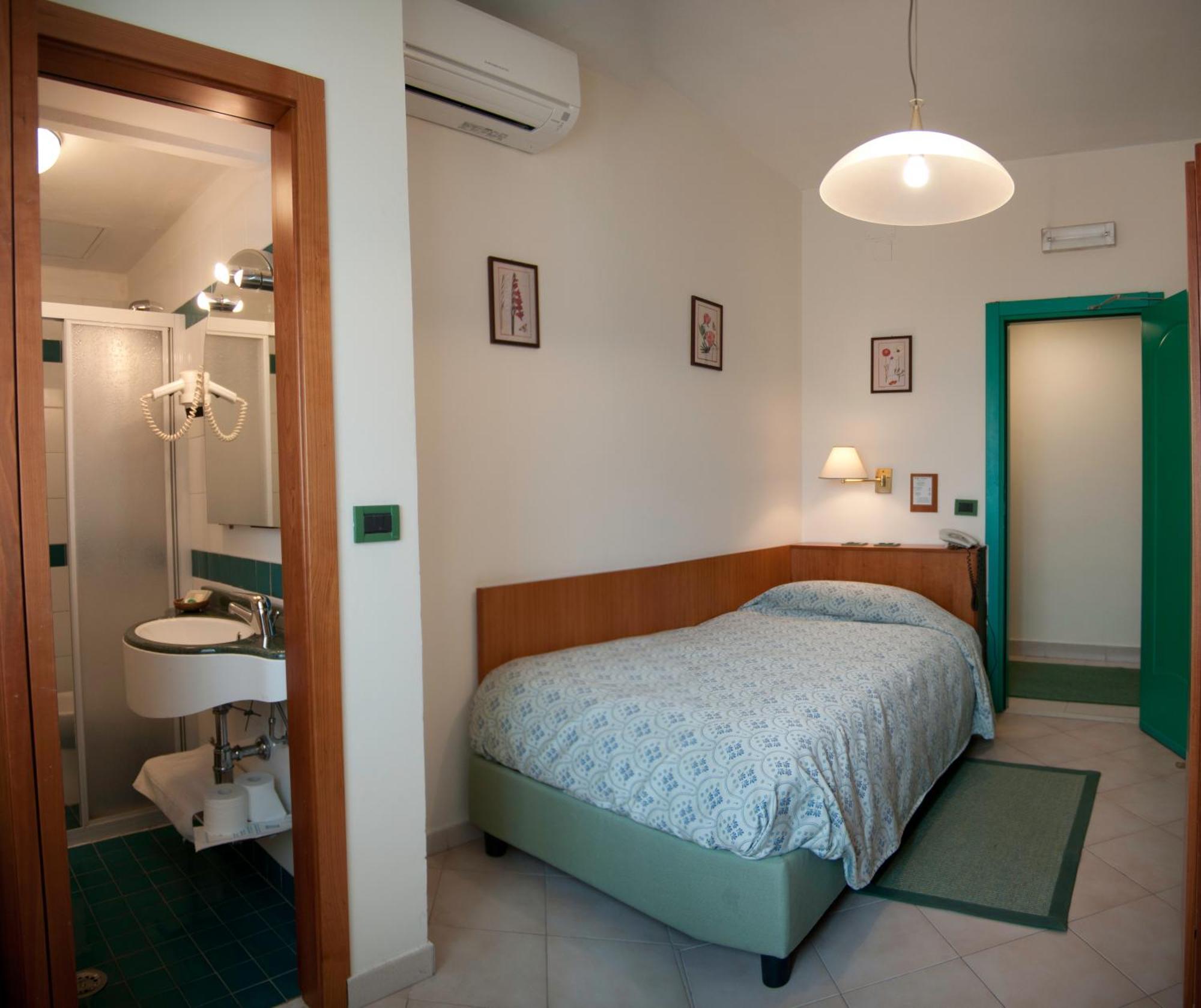 Hotel Boston Ливорно Экстерьер фото