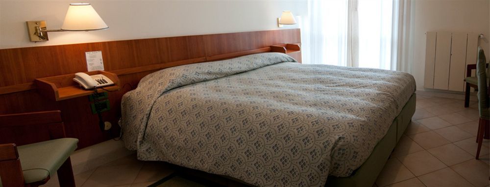 Hotel Boston Ливорно Экстерьер фото