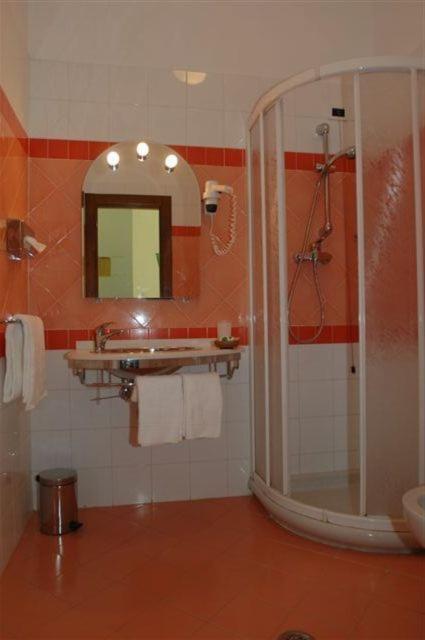 Hotel Boston Ливорно Экстерьер фото